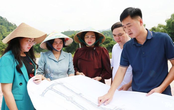 Đoàn tiến hành khảo sát thực địa một số công trình trên địa bàn xã Chợ Rã.