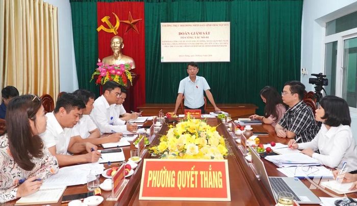 Đoàn công tác của HĐND tỉnh làm việc tại phường Quyết Thắng.