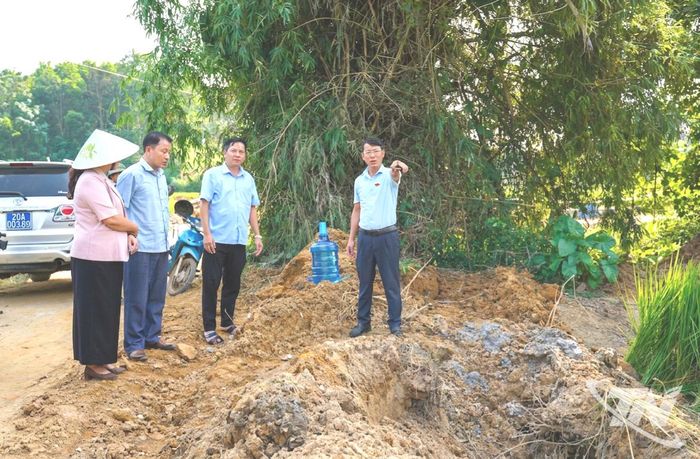 Đoàn khảo sát đi thực địa trên tuyến đường giao thông nông thôn Làng Bèn.
