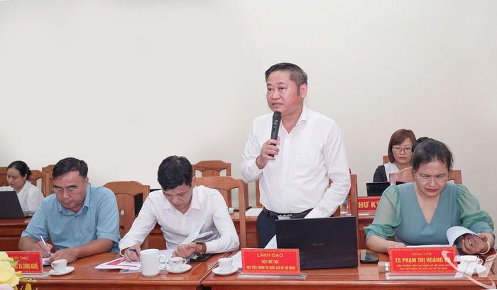Đại biểu đóng góp ý kiến.