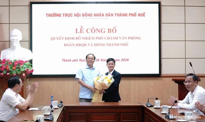 Lãnh đạo Trường Chính trị Nguyễn Chí Thanh tặng hoa chúc mừng đồng chí Phan Hữu Chánh.