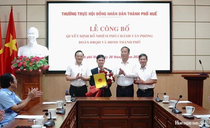 Thường trực HĐND thành phố trao quyết định, chúc mừng đồng chí Phan Hữu Chánh.
