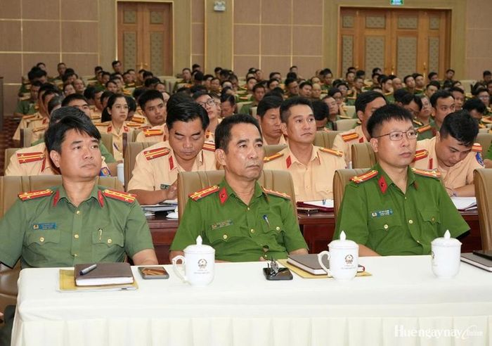 Cán bộ, chiến sĩ công an các đơn vị, địa phương tham dự buổi làm việc tại điểm cầu Công an TP. Huế. 