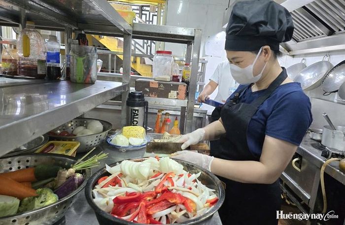 Nhân viên bếp nhà hàng Không gian xưa chế biến thực phẩm. 