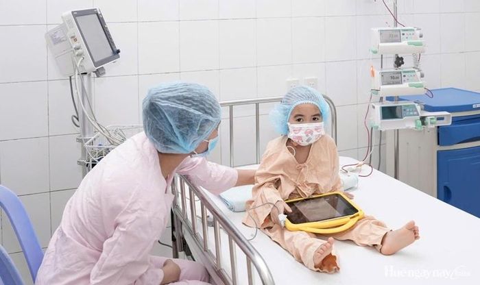 Bệnh nhi P.T.M.D phục hồi sau quá trình ghép và điều trị tại BVTW Huế. 