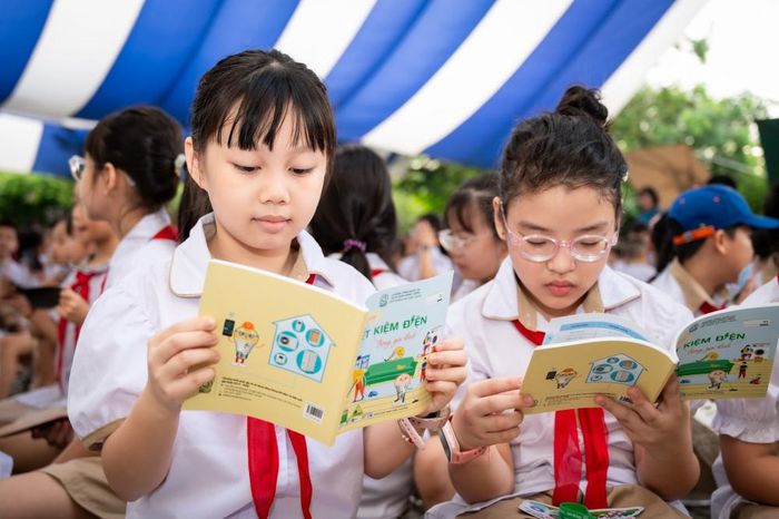  Học sinh thích thú tìm hiểu kiến thức sử dụng thiết bị an toàn, tiết kiệm điện. 