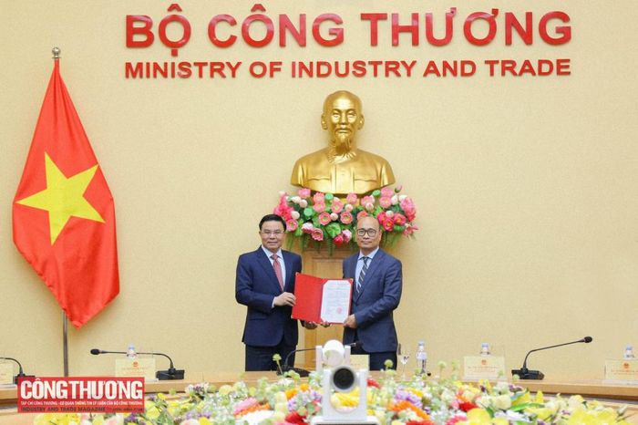 Bí thư Đảng ủy, Bộ trưởng Bộ Công Thương trao quyết định của Thủ tướng bổ nhiệm Thứ trưởng Lương Hoàng Thái