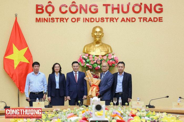 Bí thư Đảng ủy, Bộ trưởng Bộ Công Thương Lê Mạnh Hùng cùng các ủy viên Ban thường vụ Đảng ủy Bộ chúc mừng Thứ trưởng Lương Hoàng Thái