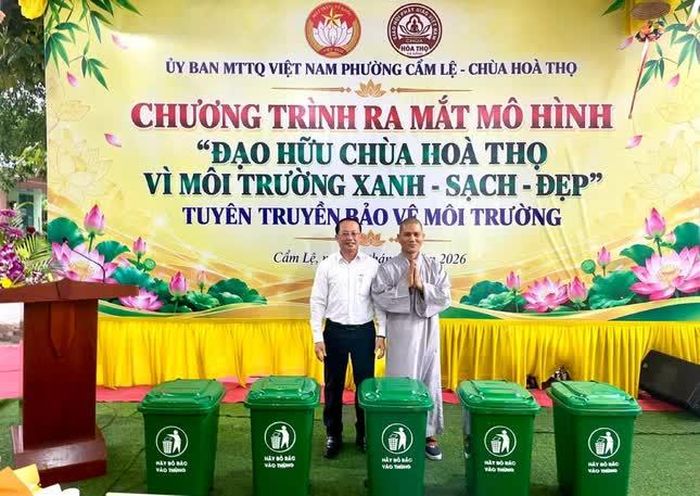 Ban Tổ chức trao tặng thùng đựng rác cho Ban Chủ nhiệm mô hình