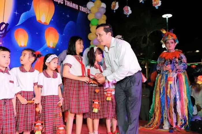 Đại diện chính quyền địa phương trao quà trung thu cho học sinh tại chương trình