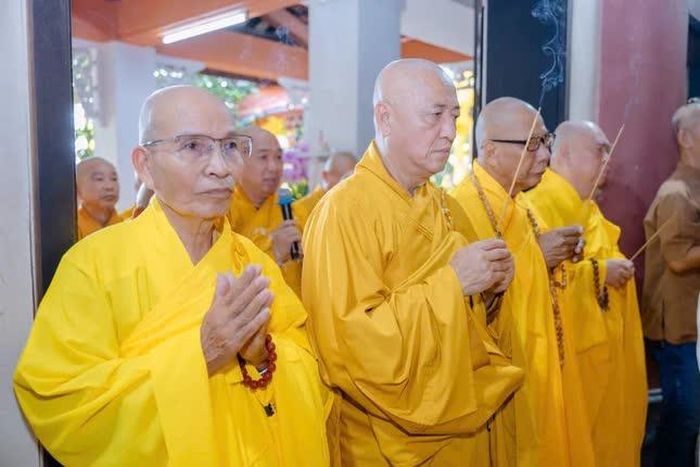 Chư tôn giáo phẩm dâng hương tưởng niệm Hòa thượng Thích Thiện Nguyện