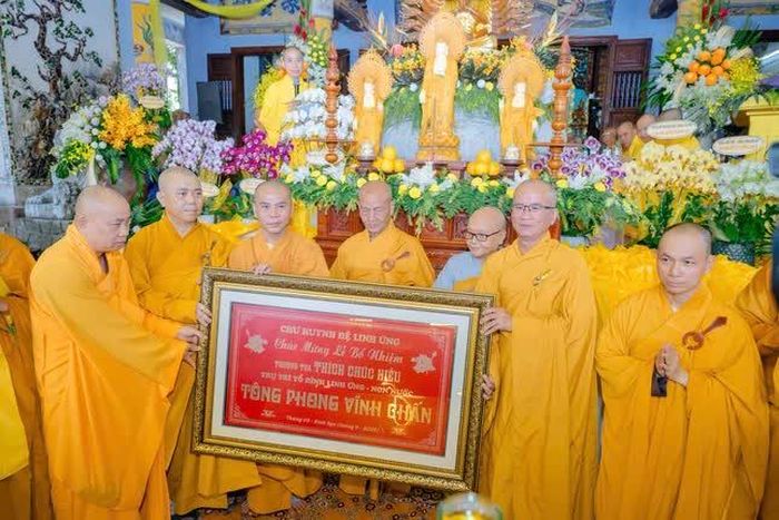 Tặng hoa chúc mừng Thượng tọa tân trụ trì tổ đình Linh Ứng Non Nước