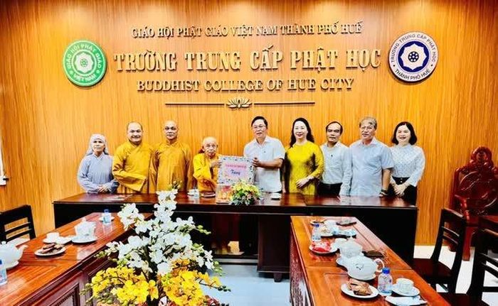 Vấn an Trưởng lão Hòa thượng Thích Đức Thanh tại Văn phòng Trường Trung cấp Phật học TP.Huế