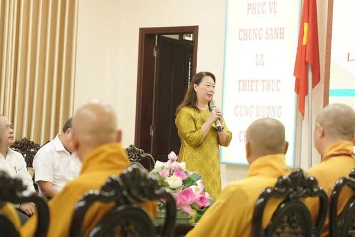 Bà Nguyễn Thị Ái, Phó Chủ tịch Thường trực Ủy ban MTTQVN TP.Huế đánh giá cao công tác an sinh xã hội của Phật giáo cố đô