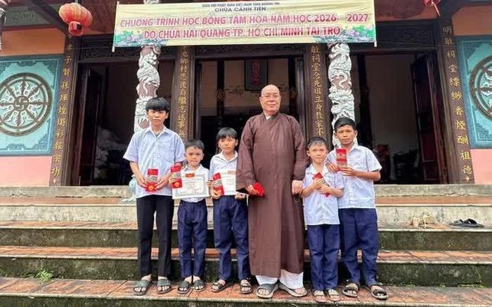 Trao 50 suất học bổng đến các em học sinh tại làng Trà Trì Phú, xã Vĩnh Định