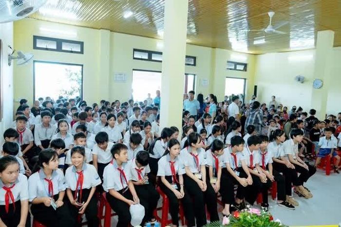 Chư tôn đức, chính quyền và học sinh tham dự