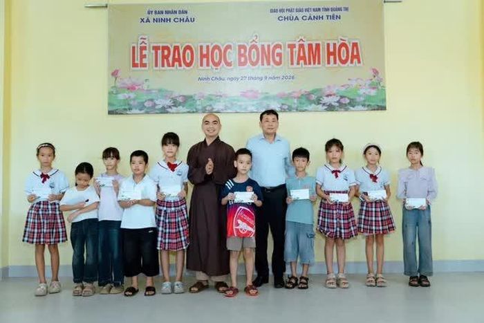  250 suất học bổng với tổng trị giá 200 triệu đồng được trao đến các em học sinh hiếu học tại thôn Dinh Mười, xã Ninh Châu