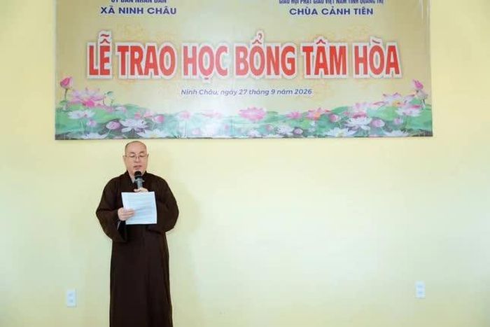Thượng tọa Thích Đạt Đức phát biểu