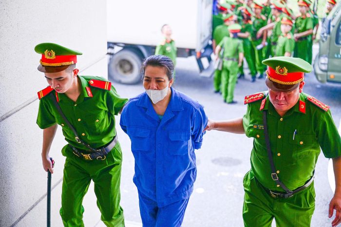 Hai cựu Viện trưởng Viện Pháp y tâm thần Trung ương là Trần Văn Trường (SN 1973), Ngô Văn Vinh (SN 1962) cùng cựu Viện phó Dương Văn Lương (SN 1962) cùng 45 bị cáo khác hầu tòa về nhóm tội danh: Nhận hối lộ; Đưa hối lộ; Môi giới hối lộ; Lợi dụng chức vụ, quyền hạn trong khi thi hành công vụ; Tàng trữ trái phép chất ma túy; Đánh bạc.