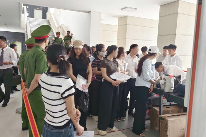Trong vụ án này, cơ quan tố tụng xác định, tổng số tiền bị cáo Mai Anh phải chịu trách nhiệm hình sự do môi giới hối lộ là 6 tỷ đồng. Khoản tiền bị cáo này hưởng lợi từ môi giới hối lộ là 4,1 tỷ đồng. Ngoài ra, Mai Anh còn hầu tòa với cáo buộc lừa đảo chiếm đoạt gần 4 tỷ đồng. Sáng nay, khoảng 200 bị hại và người liên quan cũng đến xếp hàng, chờ làm thủ tục dự tòa.