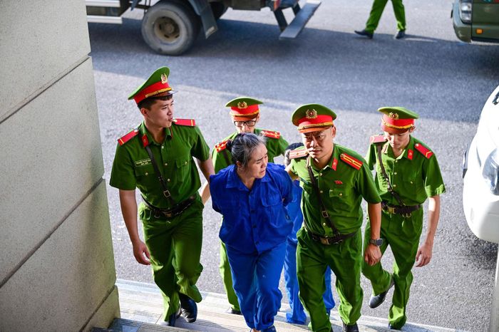 Theo cơ quan tố tụng, bị cáo Nguyễn Thị Mai Anh (SN 1979, trú tại phường Thanh Xuân, Hà Nội) bị xét xử về ba tội danh gồm: Lừa đảo chiếm đoạt tài sản, Đưa hối lộ và Môi giới hối lộ. Chồng của Mai Anh là Lê Văn Đông (tức Đông Timo, SN 1978) bị truy tố về hai tội gồm Tàng trữ trái phép chất ma túy và Tổ chức sử dụng trái phép chất ma túy.