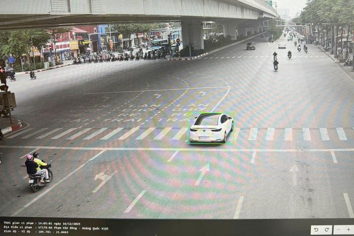 Xe ô tô vượt đèn đỏ bị camera AI ghi hình.