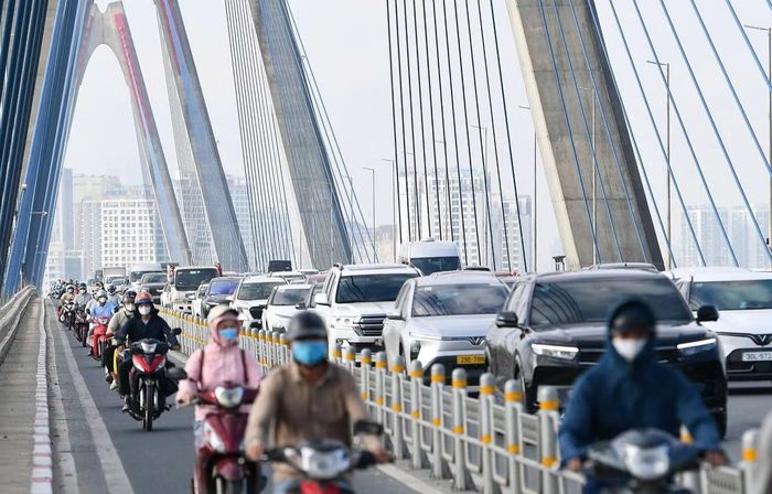 Trước đó, từ ngày 27/9, Hà Nội bắt đầu thí điểm phương án tổ chức giao thông mới trên cầu Nhật Tân. Phương án bao gồm điều chỉnh tốc độ tối đa tại một số làn ô tô, đồng thời bổ sung hệ thống biển báo và vạch sơn nhằm giúp người điều khiển phương tiện nhận biết, duy trì khoảng cách an toàn với xe phía trước.Các mốc khoảng cách được bố trí gồm 0m, 50m, 100m, 150m và 200m, kết hợp với vạch sơn trên mặt đường để hỗ trợ tài xế ước lượng cự ly giữa các phương tiện. Đây là giải pháp cảnh báo, phòng ngừa nguy cơ va chạm liên hoàn, không phải căn cứ để xử phạt người điều khiển phương tiện.Tuy nhiên, trong những ngày đầu triển khai, tình trạng phương tiện di chuyển chậm, dồn ứ đã xuất hiện trên cầu Nhật Tân và các tuyến đường dẫn. 