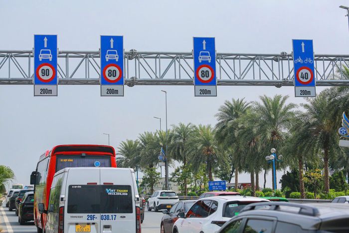 Anh Đỗ Hữu Quang - tài xế thường xuyên di chuyển qua cầu Nhật Tân chia sẻ: " Hôm nay giao thông qua cầu vẫn ùn ứ, di chuyển chậm nhưng không gặp cảnh ùn tắc kéo dài phải chờ đến 1,2 tiếng như mấy ngày trước còn biển nhắc khoảng cách. Việc tạm dỡ biển báo giúp người điều khiển phương tiện không còn phải chú ý đến các mốc khoảng cách được đặt dọc tuyến". 