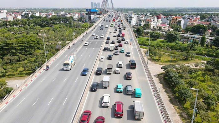 Lãnh đạo Sở Xây dựng Hà Nội cho biết, sau khi dỡ biển báo khoảng cách, cơ quan này cùng với phía CSGT sẽ tiếp tục theo dõi tình hình giao thông trên tuyến và hướng dẫn phân luồng cho người tham gia giao thông.