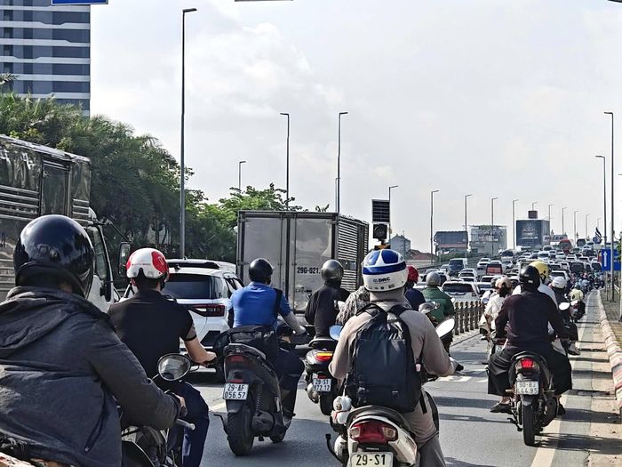  Chị Phạm Thu Hương làm ở sân bay Nội Bài thường xuyên di chuyển qua cầu Nhật Tân để về trên đường Phạm Hùng cho biết: "Trong mấy ngày qua chị và hàng nghìn người tham gia giao thông di chuyển qua đều gặp ùn tắc kéo dài bất kể giờ thấp điểm. Hôm nay di chuyển qua vẫn gặp ùn tắc có thể do đang thi công trạm cân khu vực cầu Thăng Long nên lưu lượng đổ dồn về đây, cũng có thể người tham gia giao thông vẫn phải cảnh giác khi lưu thông dẫn đến việc di chuyển qua còn khó khăn". 