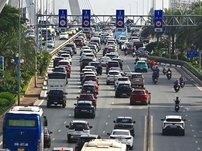Phương tiện lưu thông trên cầu Nhật Tân theo cả hai chiều khá đông, đặc biệt tại khu vực đường dẫn lên, xuống cầu.Tình trạng giao thông đông, chậm cũng xuất hiện trên một số tuyến đường kết nối với cầu Nhật Tân. Tuy nhiên, các phương tiện vẫn có thể di chuyển, chưa xảy ra ùn tắc kéo dài trên toàn tuyến.