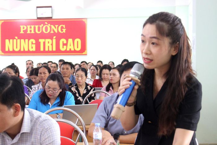 Cử tri Lưu Thị Hòa, Phó chủ tịch phường Nùng Trí Cao nêu kiến nghị.