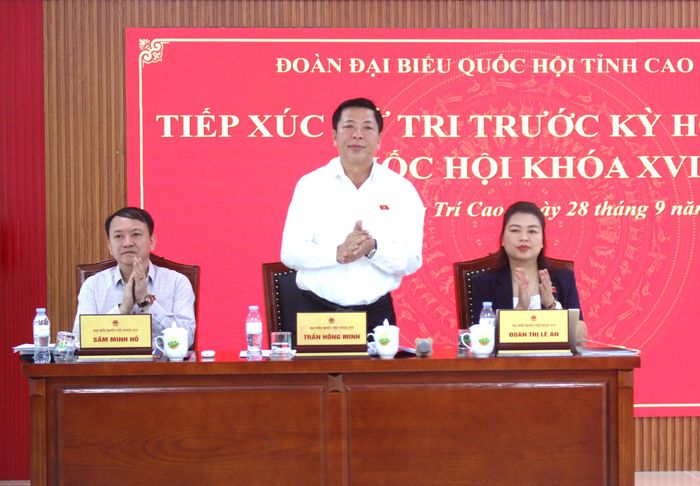 Bộ trưởng Trần Hồng Minh và các đại biểu Quốc hội tiếp xúc cử tri tại phường Nùng Trí Cao, tỉnh Cao Bằng.