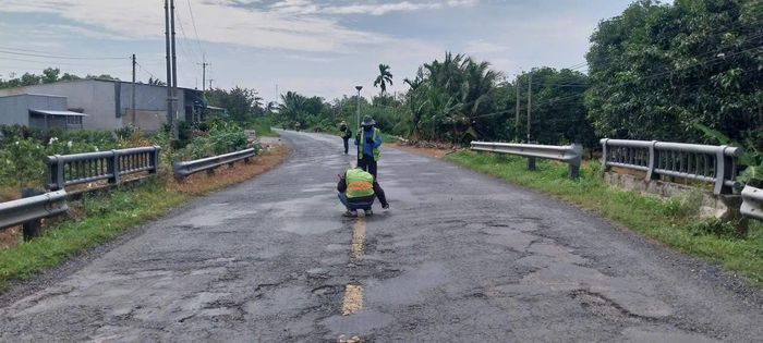 Mặt đường QL91B (Nam sông Hậu) đang xuống cấp. 