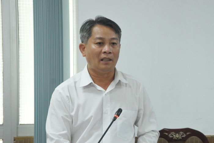 Ông Nguyễn Hoàng Tùng, Phó giám đốc Sở Xây dựng (ảnh trái), ông Châu Văn Vũ, Giám đốc Trung tâm Phát triển quỹ đất TP Cần Thơ phát biểu với đoàn công tác.