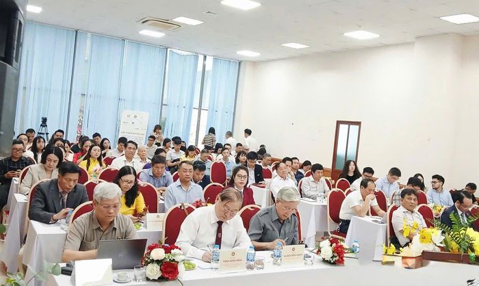 Các đại biểu tham dự Hội thảo khoa học “Cơ sở pháp lý, thực trạng và giải pháp phát triển bãi đỗ xe thông minh kết hợp trạm sạc tại Thủ đô Hà Nội – Tầm nhìn 100 năm. 