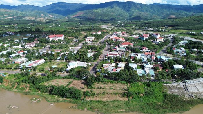 Công trình góp phần hoàn thiện hạ tầng, chỉnh trang diện mạo cảnh quan trung tâm xã Kon Braih. (Ảnh: Lê Danh)