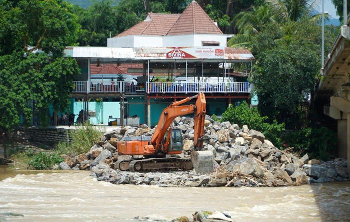 Phần đập giữa dòng được tháo bỏ, còn kết cấu gia cố bảo vệ hai bên bờ được giữ nguyên nhằm ổn định mái bờ, hạn chế nguy cơ sạt lở.