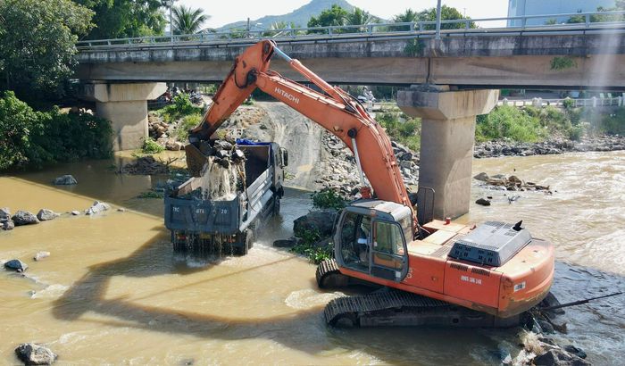 Đá có kích thước từ 0,3m trở lên trong phạm vi tháo dỡ được thu gom, đưa ra khỏi lòng sông, không để lại vật cản ảnh hưởng dòng chảy.