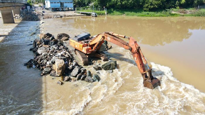 Thi công giữa lòng sông Cái Nha Trang gặp nhiều khó khăn do chịu tác động trực tiếp của dòng chảy. Những đợt mưa khiến nước sông dâng, dòng chảy mạnh, ảnh hưởng đến tiến độ và an toàn thi công.