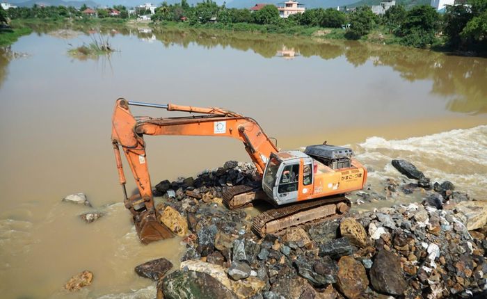 Ông Đinh Văn Giang, Trưởng phòng Kỹ thuật - Công nghệ, Công ty TNHH Một thành viên Khai thác công trình thủy lợi Khánh Hòa cho biết, đến nay khối lượng tháo dỡ đạt khoảng 50%. Nếu thời tiết và việc vận chuyển thuận lợi, phần việc còn lại dự kiến hoàn thành trong khoảng 15-20 ngày.