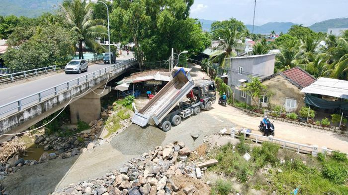 Nhà thầu đổ đá tạo đường công vụ phục vụ phương tiện vận chuyển vật liệu trong quá trình tháo dỡ đập ngăn mặn cũ trên sông Cái Nha Trang.