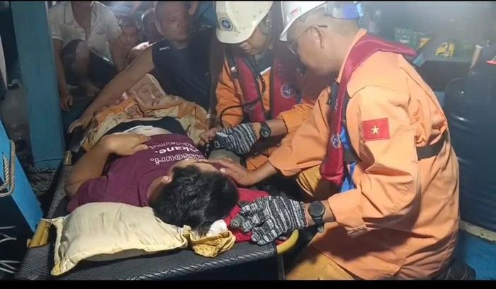 Lực lượng tìm kiếm cứu nạn hàng hải tiến hành tiếp nhận bệnh nhân trên biển để chăm sóc y tế.