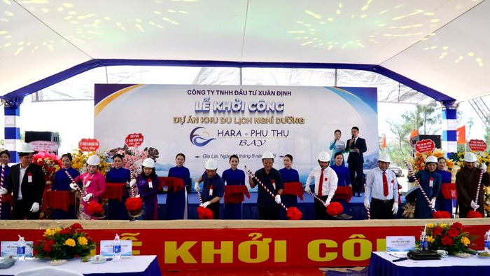 Các đại biểu thực hiện nghi thức Lễ khởi công.