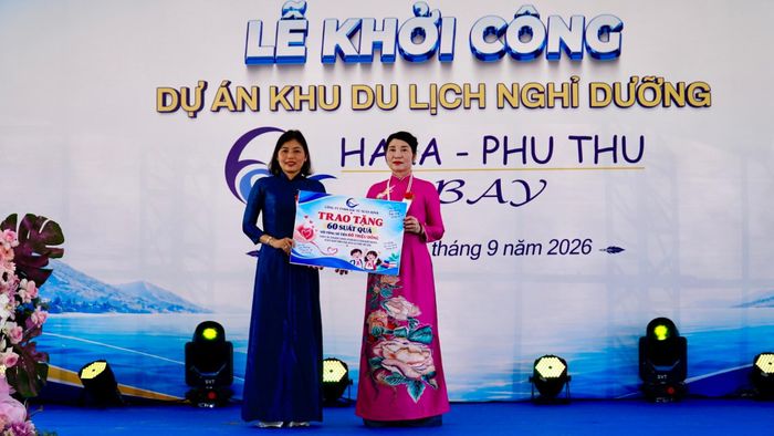Đại diện chủ đầu tư trao tặng biểu trưng 60 suất quà, trị giá 60 triệu đồng cho các em học sinh có hoàn cảnh khó khăn trên địa bàn.