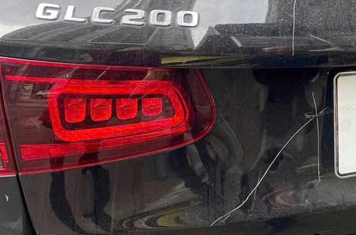 Chiếc Mercedes có một số vết rạch.