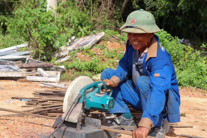  Đến nay, giá trị khối lượng thực hiện được khoảng 10,2/72,7 tỷ đồng. Cụ thể đã đã đóng cọc SW600B và thi công dầm mũ, tường chắn đoạn 292m đoạn cuối tuyến; đang thi công hệ dầm neo đoạn kè này. Đã đóng cọc SW600B đoạn 33m đầu tuyến; đang triển khai thi công cửa xả tại Km 0+691,62.  