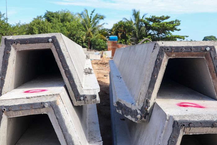  Ghi nhận của PV Báo Xây dựng trong sáng 28/9, tại công trường dự án có khoảng 15 công nhân đang làm việc. Các phần việc như đóng cọc, làm sắt, san lấp nền bờ kè... những phần đã có mặt bằng được tích cực triển khai.  