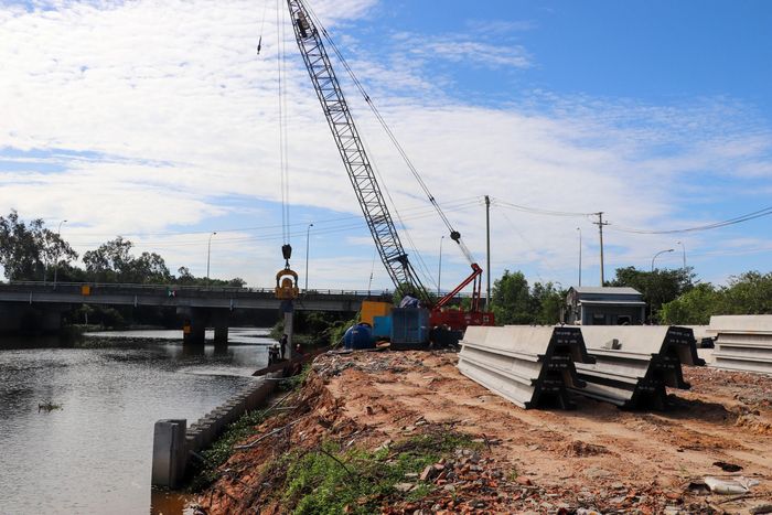  Công trình có tổng mức đầu tư 499 tỷ đồng, trong đó hạng mục kè chống sạt lở và đường dọc kè có giá trị 72,7 tỷ đồng. Dự án được thực hiện từ năm 2023 - 2026; tiến độ thi công là 240 ngày kể từ ngày khởi công (từ ngày 5/11/2025). 