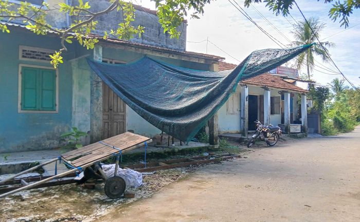  Ban Quản lý cho hay, phạm vi mặt bằng thi công còn lại của hạng mục kè chống sạt lở và đường dọc kè bị ảnh hưởng tổng cộng 50 hồ sơ (21 hồ sơ có đất ở, nhà ở; 8 hồ sơ chỉnh trang; 21 hồ sơ đất nông nghiệp và đất UBND phường quản lý). Sau khi tiếp nhận dự án, đơn vị tiếp tục ký kết phụ lục hợp đồng để đơn vị thực hiện bồi thường tiếp tục triển khai thực hiện. Đến nay, đã phê duyệt tiếp 2 phương án (9 hồ sơ) với giá trị là 4,2 tỷ đồng. 